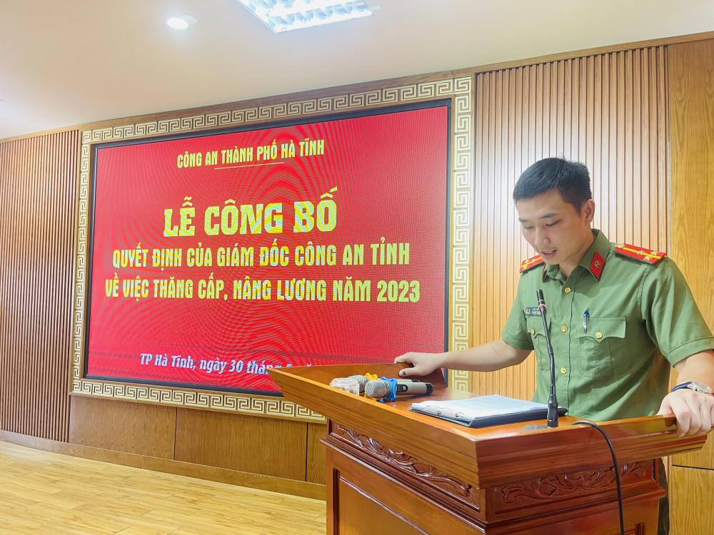 Đồng chí Thượng uý Trần Văn Đại - Phó đội trưởng Đội Tổng hợp thông qua các quyết định về việc nâng cấp bậc hàm, nâng bậc lương